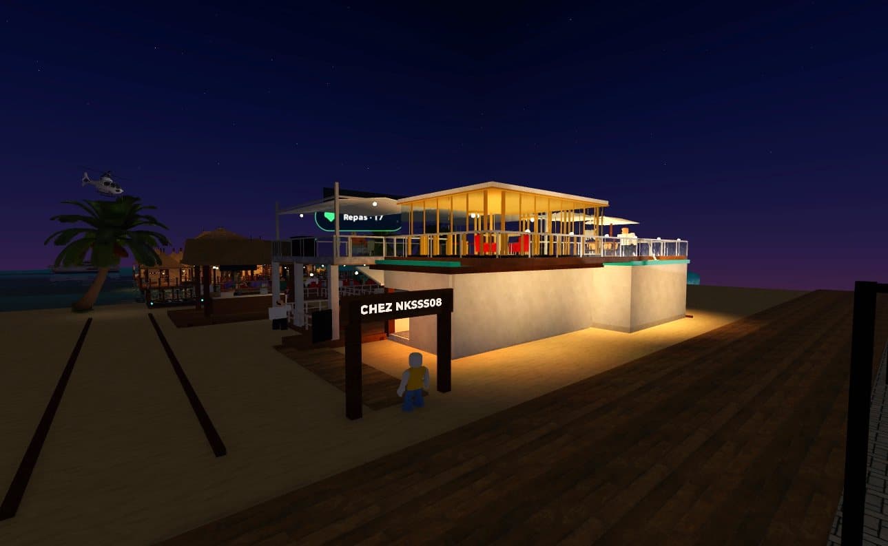 Le restaurant éclairé de nuit