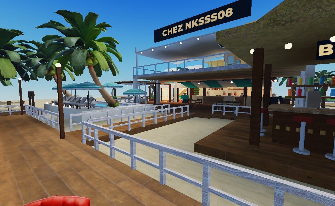 La terrasse en bois, les palmiers et le bar de plage